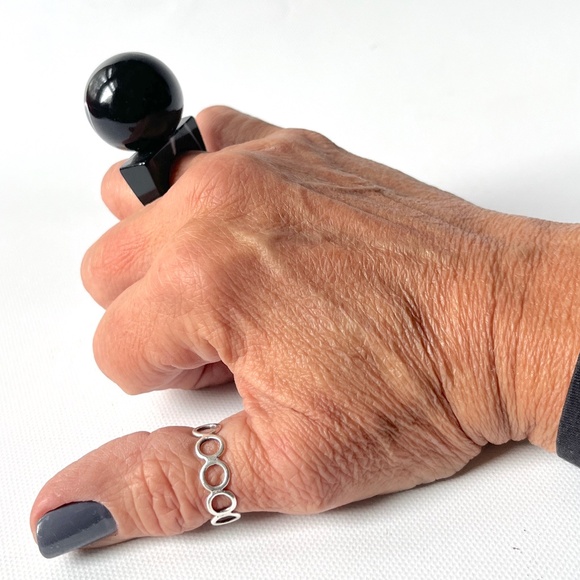 Vintage Size 6.75 Lucite Ring Chunky Ball Top White Black Swirl Statement Unisex - Picture 4 of 12